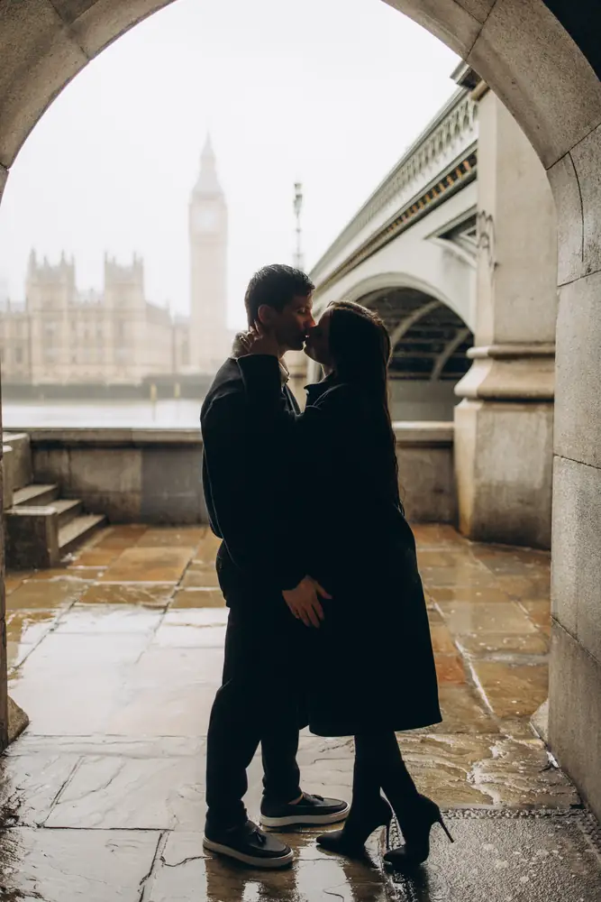 Silhouette of a couple kissing in an arch facing Big Ben