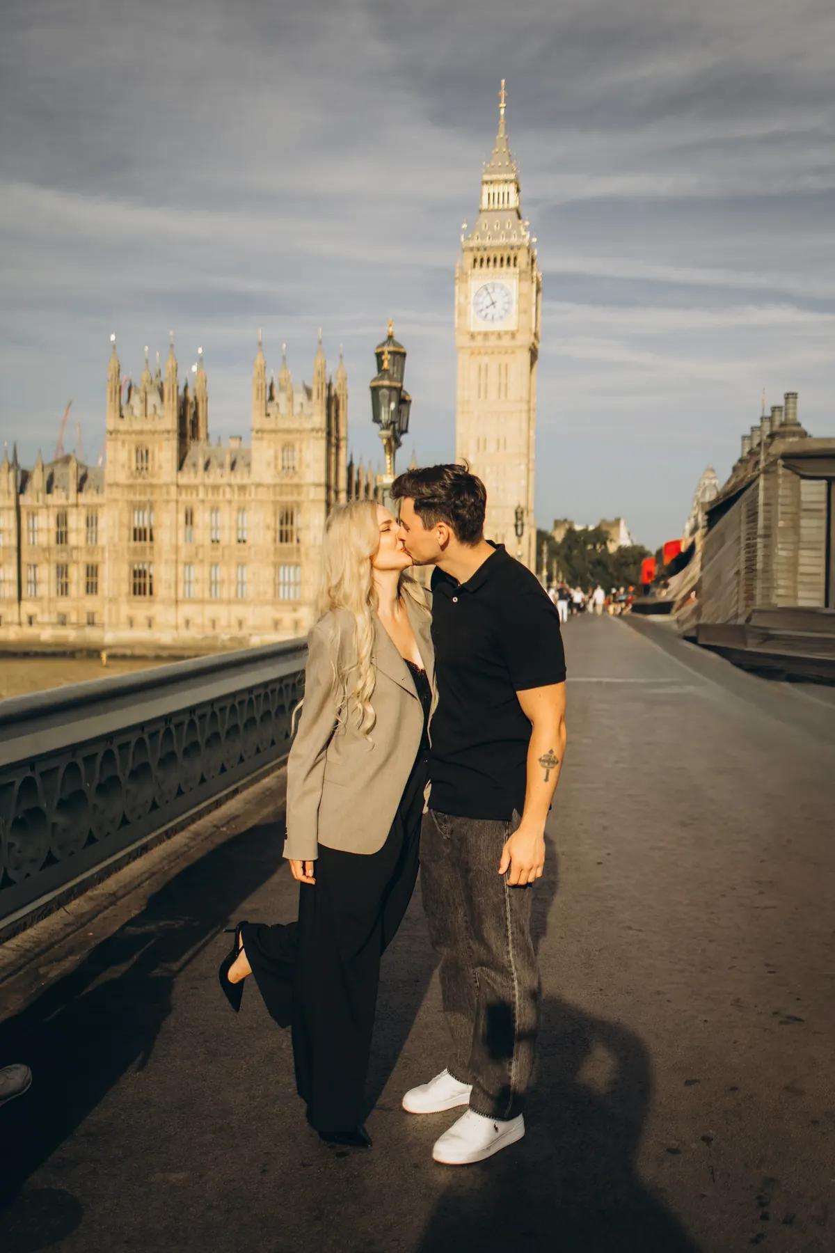 Couple kissing on Westminster Bridge with Big Ben behind them